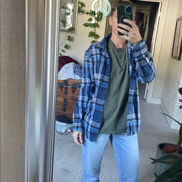 American Eagle Outfitters Navy and White Plaid Flannel Shirt - Picture 4 of 13